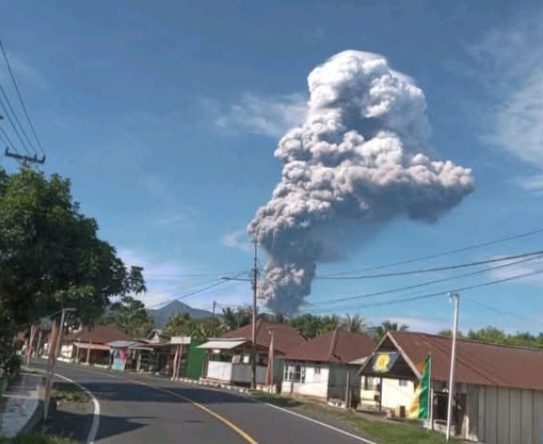 11 Desember Gunung Dukono Maluku Utara Meletus Disertai Abu Vulkanik