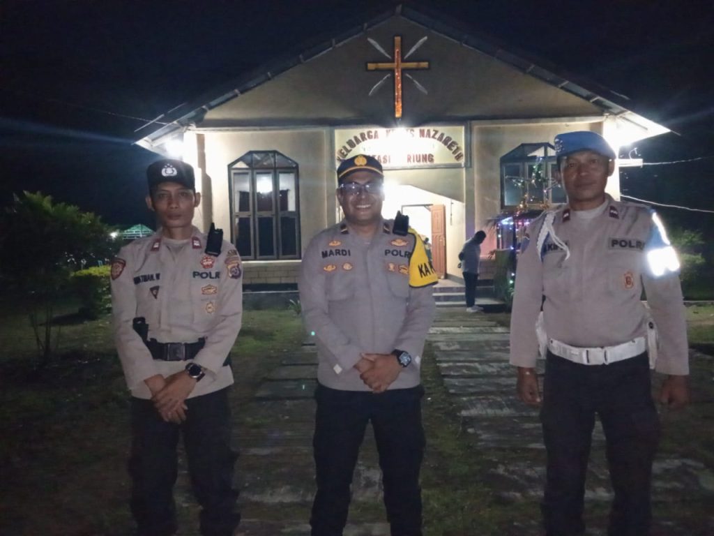 Pastikan Kondusifitas Ibadah Malam Natal 2024, Kapolsek Riung Pimpin Pengamanan