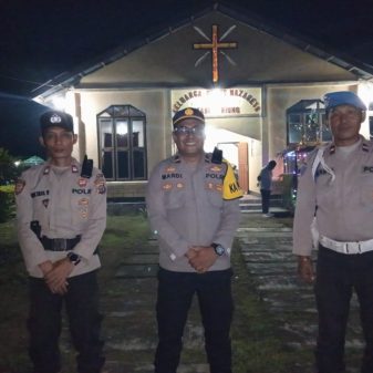 Pastikan Kondusifitas Ibadah Malam Natal 2024, Kapolsek Riung Pimpin Pengamanan