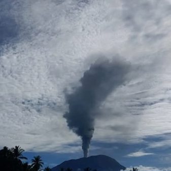 11 Desember Gunung Ibu Maluku Utara Kembali Erupsi, Tinggi Kolom Abu 1000m