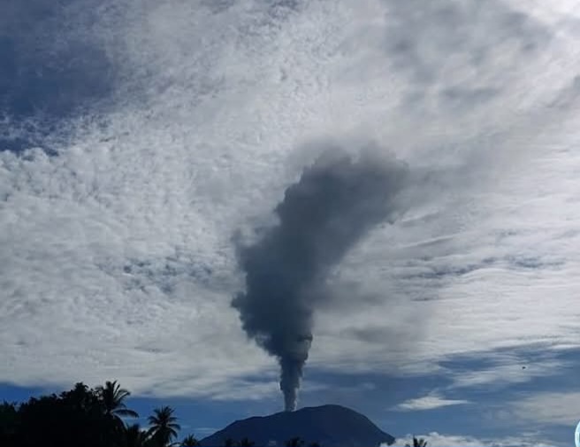11 Desember Gunung Ibu Maluku Utara Kembali Erupsi, Tinggi Kolom Abu 1000m