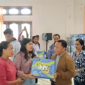 65 Mahasiswa STIPER Flores Bajawa Terima Laptop PIP Aspirasi AHP