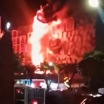 Seketika Pengunjung Panik, Saat Api Membakar Hebat Pusat Perbelanjaan Grage Mall Cirebon