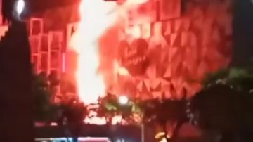 Seketika Pengunjung Panik, Saat Api Membakar Hebat Pusat Perbelanjaan Grage Mall Cirebon