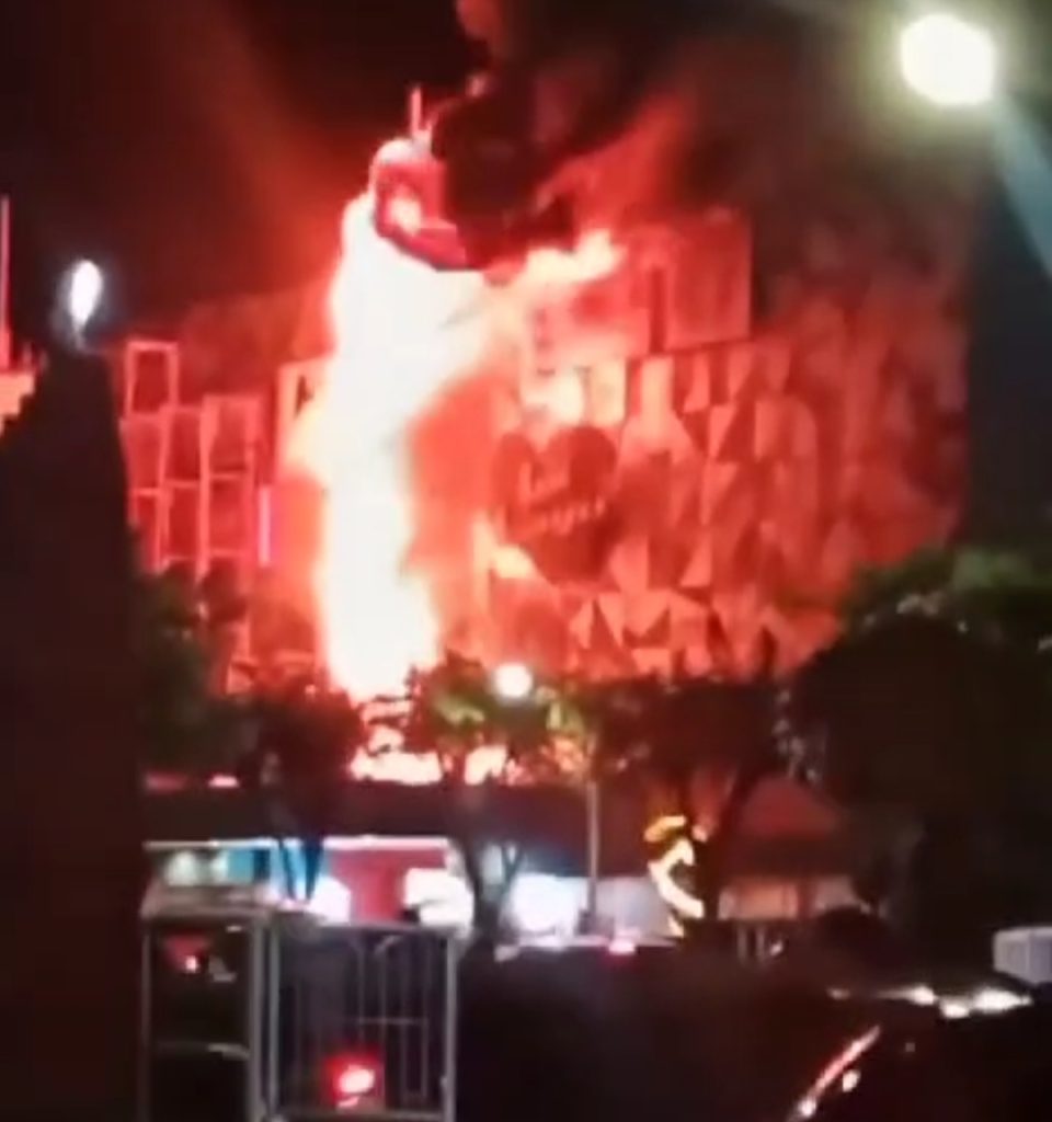 Seketika Pengunjung Panik, Saat Api Membakar Hebat Pusat Perbelanjaan Grage Mall Cirebon