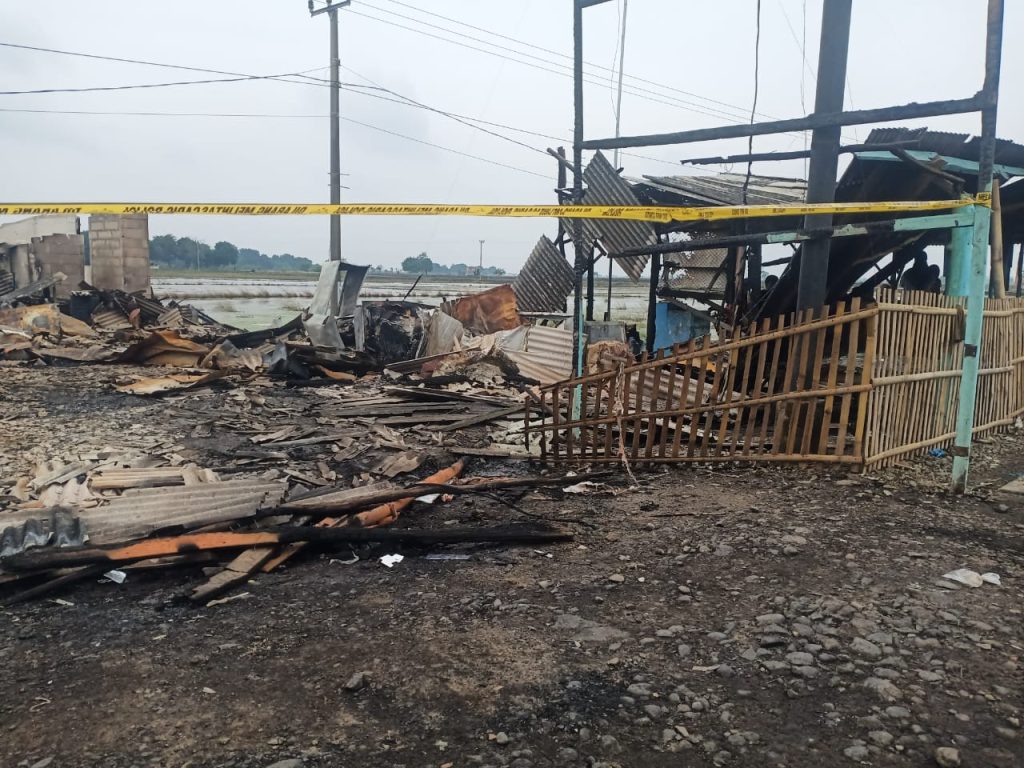 Tragis Truk dan Warung Makan di Pantura Indramayu Habis Terbakar.