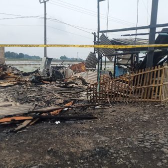 Tragis Truk dan Warung Makan di Pantura Indramayu Habis Terbakar.