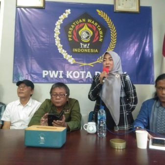 Kunjungi PWI Depok  Supriatni Klarifikasi  Terkait Insiden Pengusiran Wartawan Saat Giat Reses