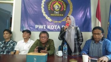 Kunjungi PWI Depok  Supriatni Klarifikasi  Terkait Insiden Pengusiran Wartawan Saat Giat Reses