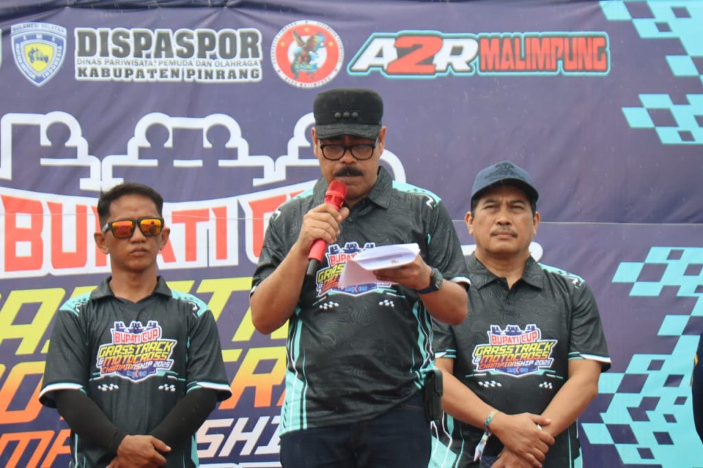 Pj. Bupati Pinrang di Dampingi Kadis Pariwisata Membuka Ajang Bupati Cup Grasstrack Motorcross Championship