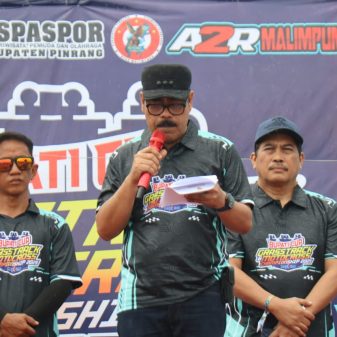 Pj. Bupati Pinrang di Dampingi Kadis Pariwisata Membuka Ajang Bupati Cup Grasstrack Motorcross Championship