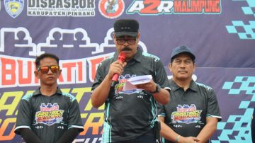 Pj. Bupati Pinrang di Dampingi Kadis Pariwisata Membuka Ajang Bupati Cup Grasstrack Motorcross Championship