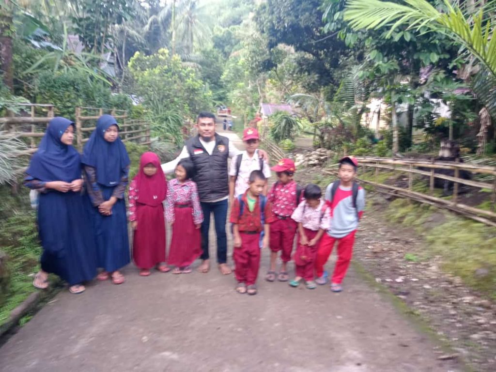 Dunia Pendidikan Sulit..!, Anak di Maros Harus Berjalan Kaki Sejauh 6 Km Untuk Sampai ke Sekolahnya di Kabupaten Pangkep