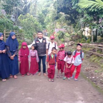 Dunia Pendidikan Sulit..!, Anak di Maros Harus Berjalan Kaki Sejauh 6 Km Untuk Sampai ke Sekolahnya di Kabupaten Pangkep