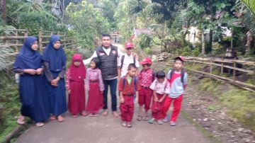 Dunia Pendidikan Sulit..!, Anak di Maros Harus Berjalan Kaki Sejauh 6 Km Untuk Sampai ke Sekolahnya di Kabupaten Pangkep