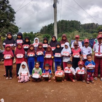 Tempuh 6 Km ke Sekolah, LSM KIPFA Maros Bantu Pelajar Cenrana