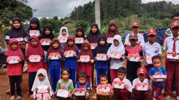 Tempuh 6 Km ke Sekolah, LSM KIPFA Maros Bantu Pelajar Cenrana