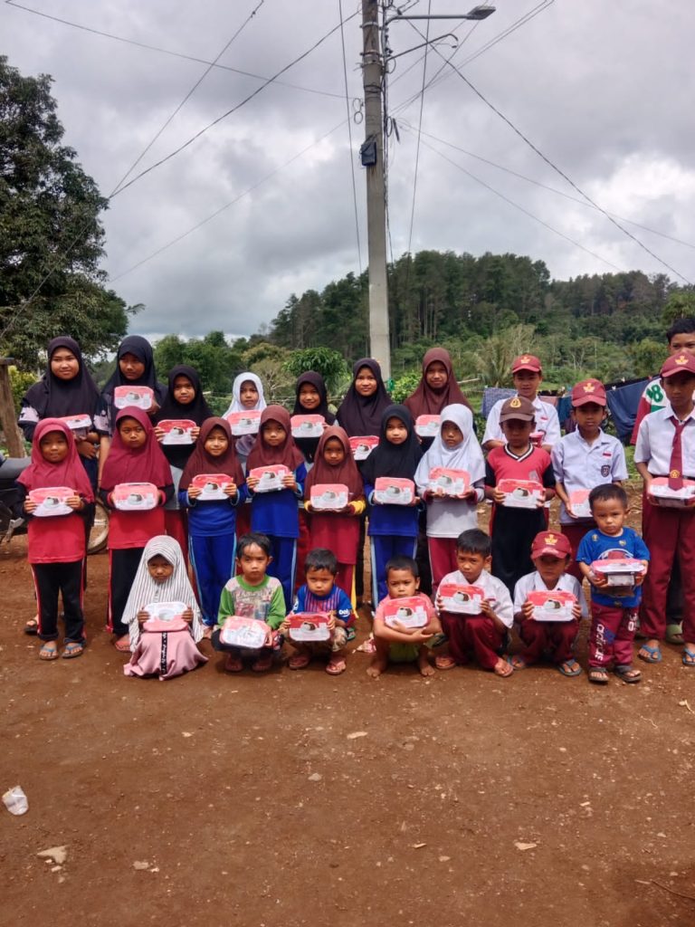 Tempuh 6 Km ke Sekolah, LSM KIPFA Maros Bantu Pelajar Cenrana