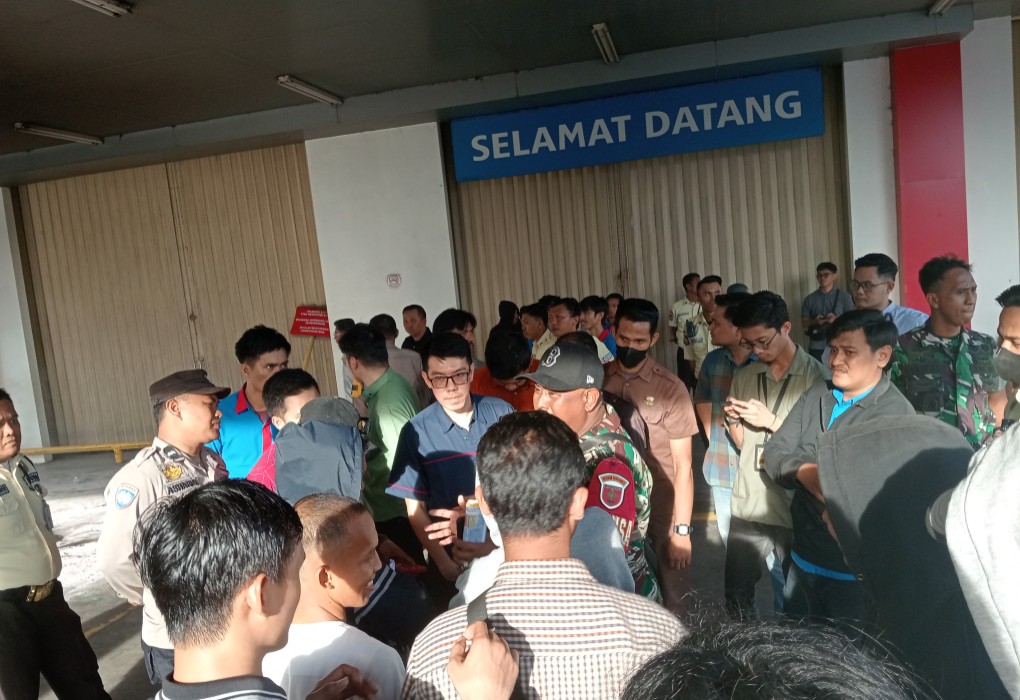 Babinsa Tengahi Demonstran yang Hampir Adu Jotos Bersama Karyawan Indogrosir Makassar