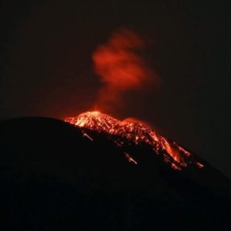 Gunung Lewotolok di Lembata Meletus Disertai Lontaran Lava Pijar