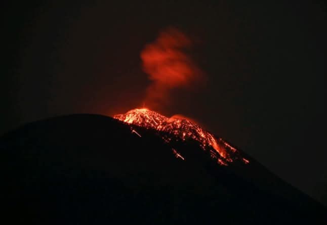 Gunung Lewotolok di Lembata Meletus Disertai Lontaran Lava Pijar