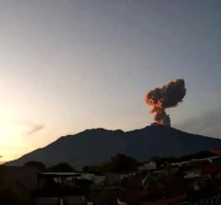 Sabtu 19 April Gunung Marapi Sumatera Barat Erupsi