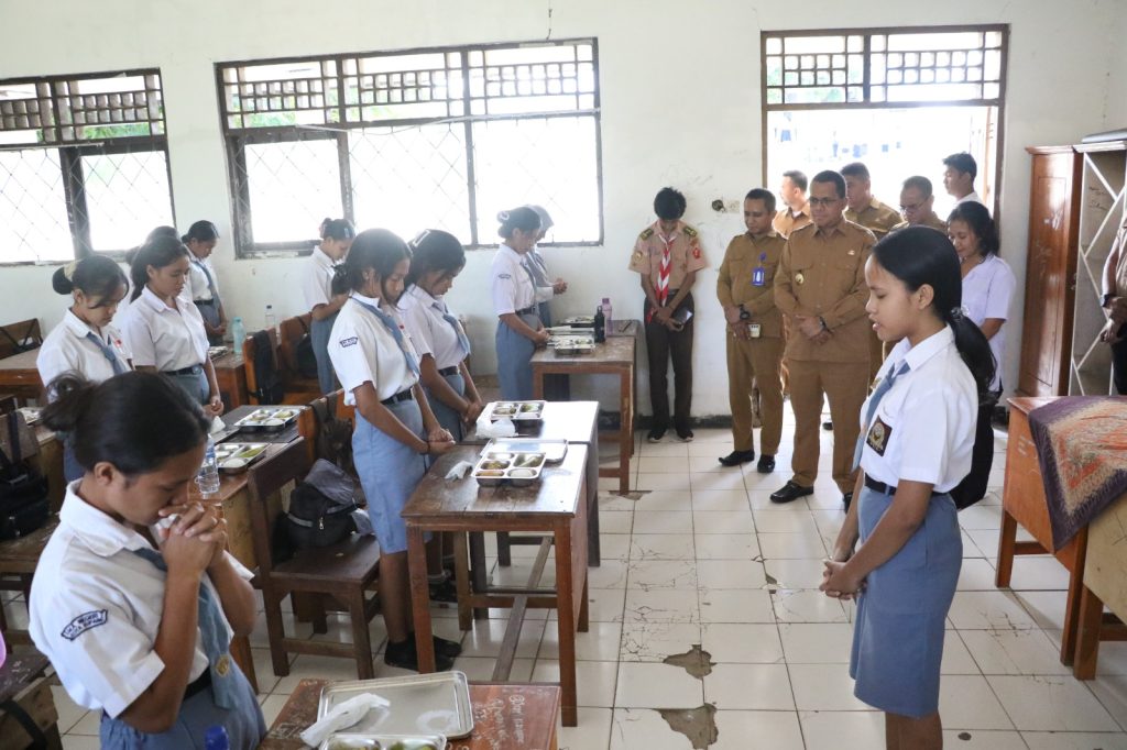 Gubernur NTT Tinjau Pelaksanaan MBG di SMAN 7 Kupang