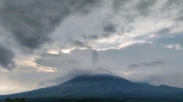 Gunung Semeru Jatim Erupsi, Tinggi Kolom Abu 1.300 Meter