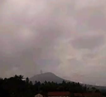 19 April Gunung Ibu di Maluku Utara Kembali Erupsi