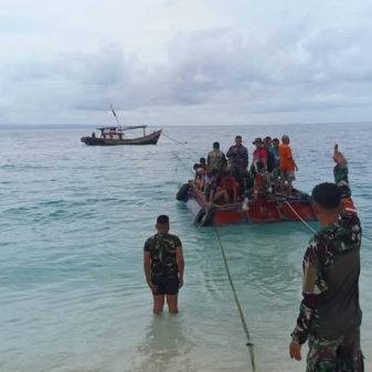 Satgas Marinir PAM Puter Pulau Deli Evakuasi Korban Kecelakaan Laut ABK KM Lombok