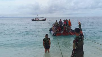 Satgas Marinir PAM Puter Pulau Deli Evakuasi Korban Kecelakaan Laut ABK KM Lombok