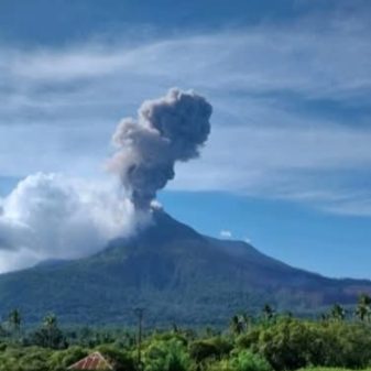 Senin 21 April Erupsi Lewotobi Tinggi Kolom Abu 1200 Meter