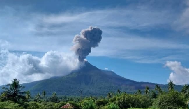 Senin 21 April Erupsi Lewotobi Tinggi Kolom Abu 1200 Meter