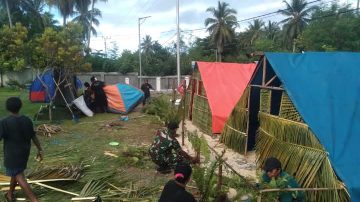 Meriahkan Paskah, Babinsa Manokwari Utara Bantu Jemaat Dirikan Tenda dan Bersih Perkemahan