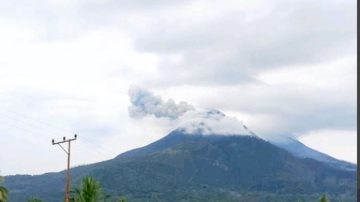 Gunung Lewotobi Masih Erupsi, 20 April