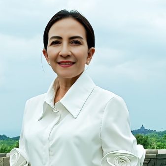 Dedikasi Perempuan Hebat Dewi Makes