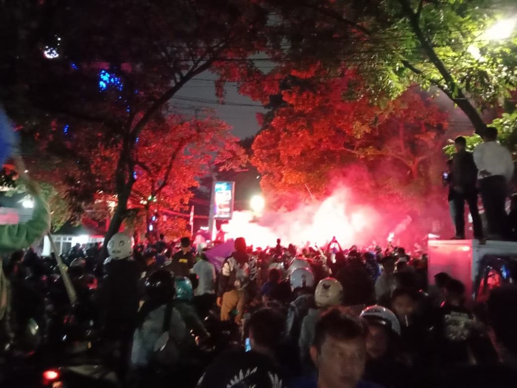 Ribuan Suporter Bobotoh Konvoi Kejalan Gelar Kemenangan PERSIB
