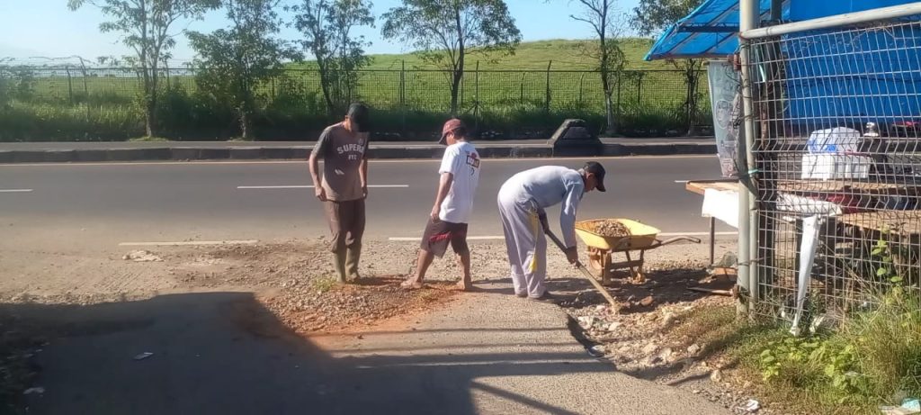 Demi Kenyamanan, Warga Gotong Royong Perbaiki Jalan di Desa Tellumpoccoe Maros