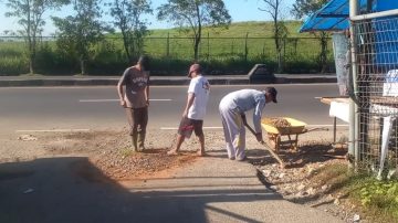 Demi Kenyamanan, Warga Gotong Royong Perbaiki Jalan di Desa Tellumpoccoe Maros