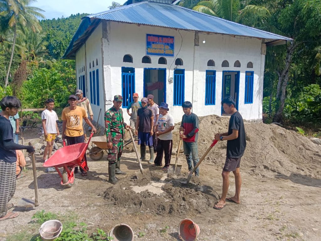 Babinsa dan Warga Salumpaga Gotong Royong Bangun Masjid Al-Hayyun