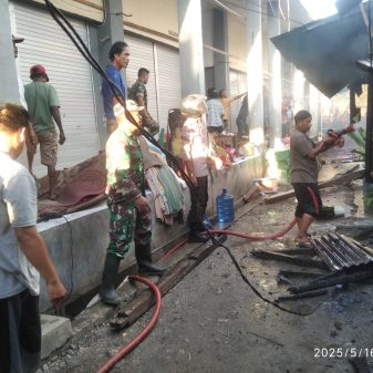 Gerak Cepat Anggota Koramil 1305-11/Galang dan Warga, Padamkan Kebakaran