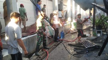 Gerak Cepat Anggota Koramil 1305-11/Galang dan Warga, Padamkan Kebakaran