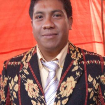 Terik Matahari dan Teduh Tenda :  Refleksi Hardiknas di Negeri Paradoks