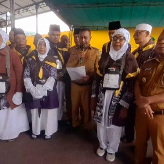 Sumbangkan Rp 50 Juta, Bupati dan Wabup Ngada Lepas Keberangkatan Calon Jemaah Haji 2025