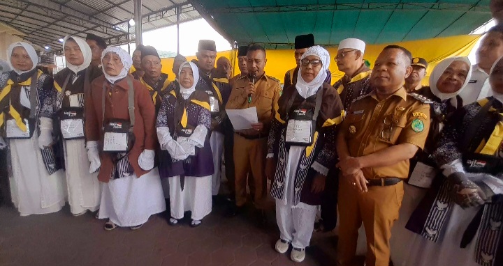 Sumbangkan Rp 50 Juta, Bupati dan Wabup Ngada Lepas Keberangkatan Calon Jemaah Haji 2025