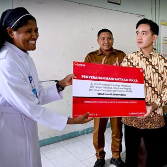 Wapres Gibran Serahkan Bantuan di SMAS Bhaktyarsa Sikka