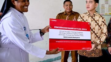 Wapres Gibran Serahkan Bantuan di SMAS Bhaktyarsa Sikka