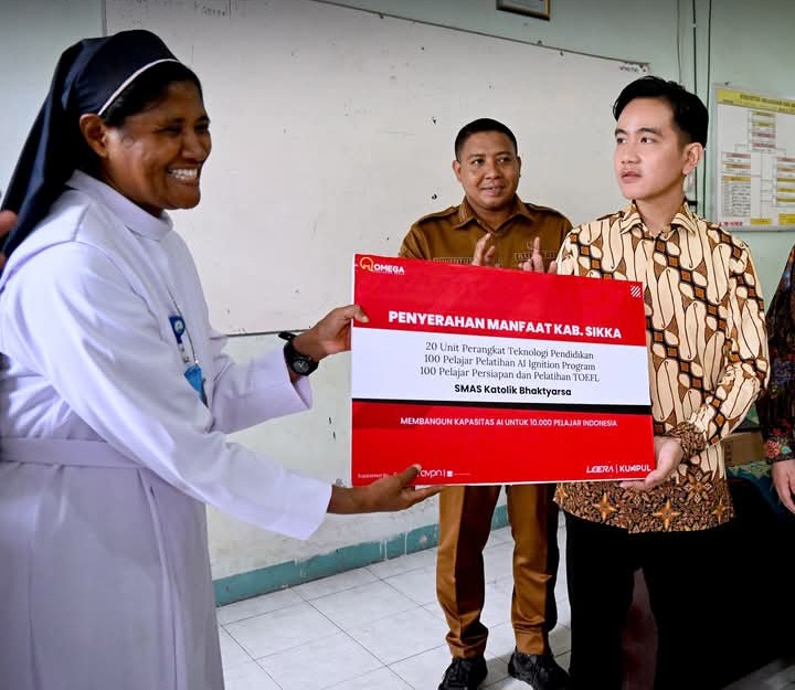 Wapres Gibran Serahkan Bantuan di SMAS Bhaktyarsa Sikka