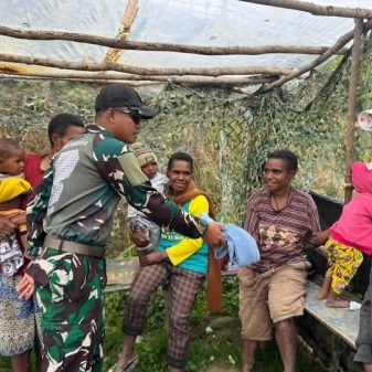 Peduli Sesama, Satgas TNI Bagikan Pakaian Layak Pakai di Popome Papua Pegunungan