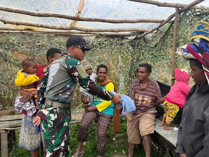 Peduli Sesama, Satgas TNI Bagikan Pakaian Layak Pakai di Popome Papua Pegunungan